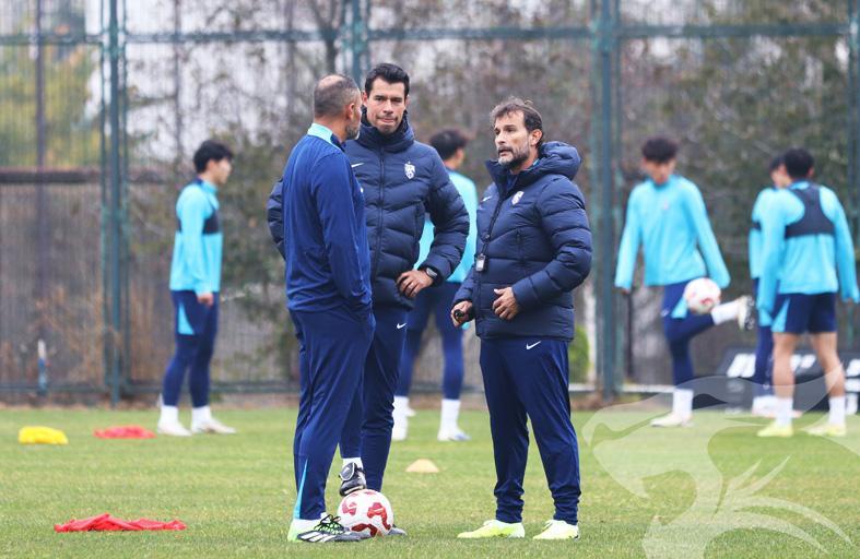 世界杯比赛在线观看入口-三镇主帅打造三叉戟！两大神锋共480万欧，小将破门 2-2平海港B队